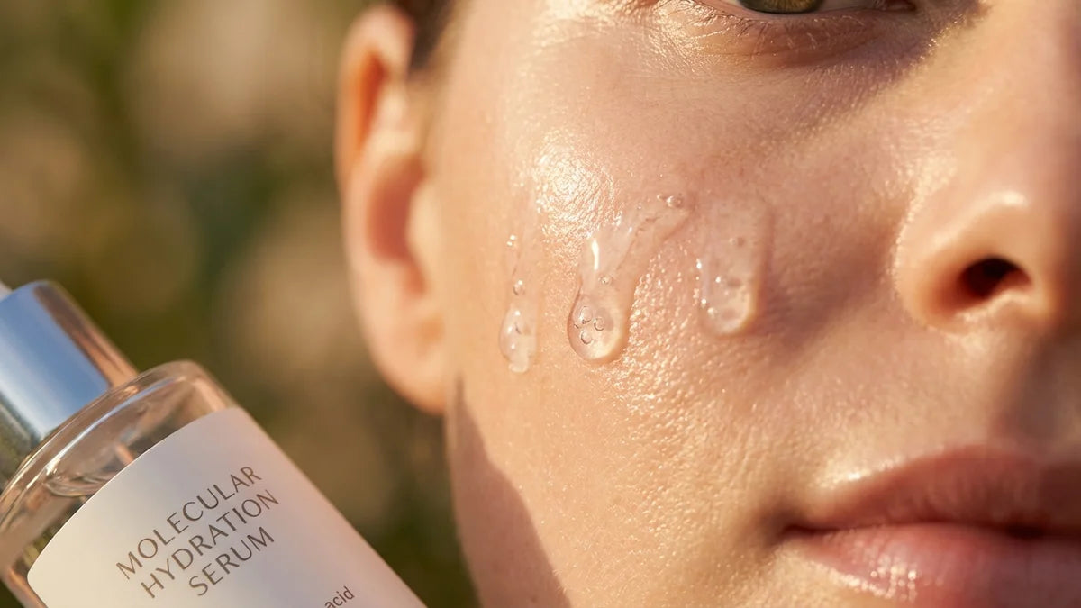 Gouttes de sérum acide hyaluronique sur peau hydratée et lumineuse